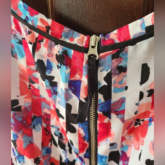 Floral maternity blouse with back zipper and cap sleeves, size large - Picture 5 of 7